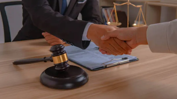 Empresarios Y Abogados Discutiendo Los Papeles De Los Contratos Sentados A La Mesa Conceptos
